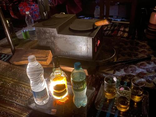 马拉里Krishna Guesthouse by AttiC Monkey, Old manali next to Drifters cafe的桌子上放着一组瓶子和眼镜