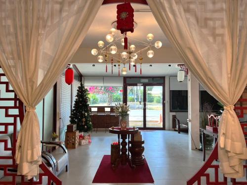 清迈Allred Hostel Chiangmai的客厅配有圣诞树和吊灯