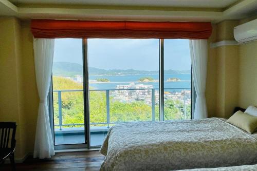 FuchisakiLa Classe Angel Road 2 - Vacation STAY 71497v的一间卧室设有大窗户,享有水景