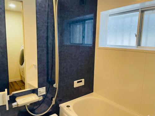 FuchisakiLa Classe Angel Road 2 - Vacation STAY 71497v的带淋浴和浴缸的浴室