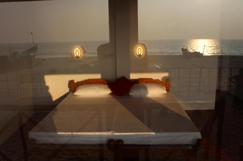 阿勒皮Marari Sunset Beach Villa的海景客房内的一张床位