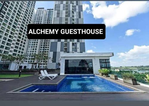 新山Alchemy Guesthouse D'summit Residence with Netflix的城市中带游泳池的别墅
