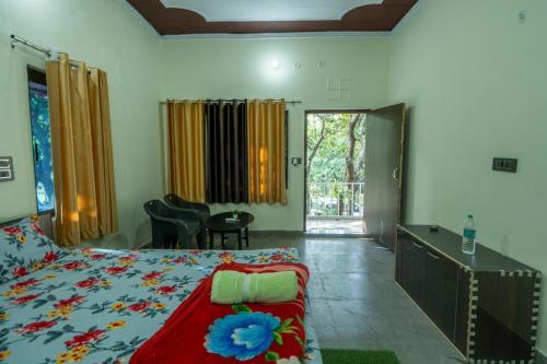 BelparāoCorbett Madhavi Homestay的一间卧室配有一张床、一张书桌和一面镜子