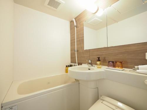 神栖市Tabino Hotel Kashima的白色的浴室设有水槽和卫生间。