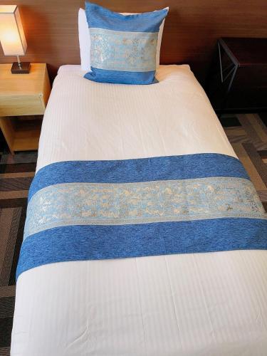 大垣Ogaki Hiyori Hotel - Vacation STAY 08651v的一张床上的蓝色枕头