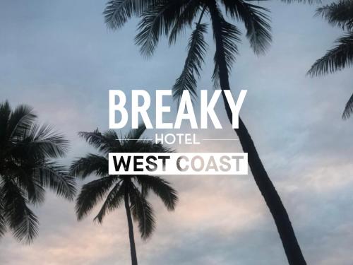 浦添BREAKY HOTEL west coast的阅读西海岸棕榈树的破烂酒店的标志