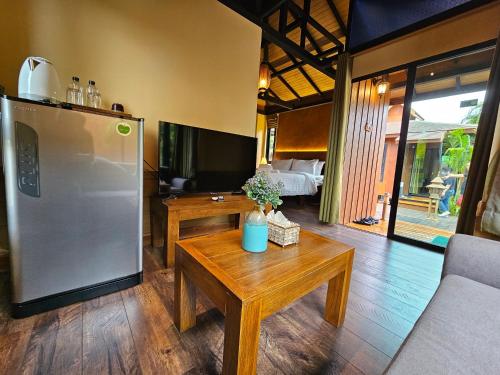 清迈R1 Resort Rajapruek Chiangmai的客厅配有冰箱和桌子