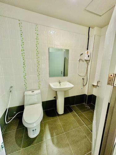 YalaBureeSateng Hotel的一间带卫生间和水槽的浴室
