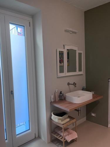 兰恰诺Casa Pilar的一间带白色水槽和窗户的浴室