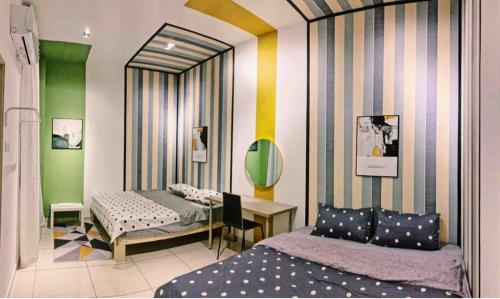 士姑来Paradise Villa Kempas Utama的一间卧室配有两张床、一张桌子和一面镜子