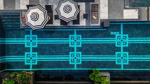 曼谷曼谷素坤逸 15 号瑞享酒店的一座建筑上的壁画,上面有雨伞