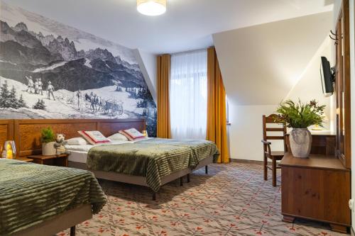 扎科帕内Pensjonat Maria 5的酒店客房设有两张床,墙上挂有绘画作品