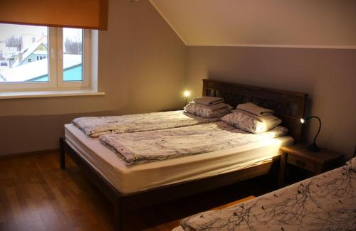 RajaRaja Lake House的一间卧室设有两张床和窗户。