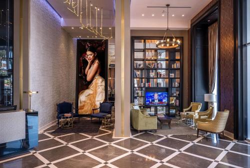 内坦亚David Tower Hotel Netanya by Prima Hotels - 16 Plus的墙上挂着一幅画女人的大厅