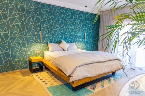 马拉喀什Villa Boutique Amani的一间卧室设有一张床和绿色的墙壁