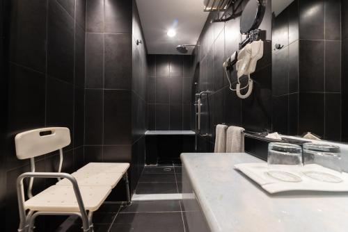 吉达Andalus Habitat Hotel的黑色浴室设有长凳和水槽