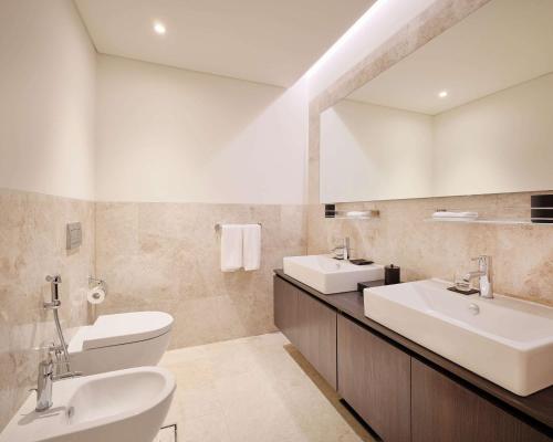 科威特Grand Hyatt Kuwait Residences的浴室设有2个水槽和镜子