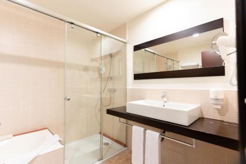费雷列斯洛阿费雷列斯酒店的一间带水槽和淋浴的浴室