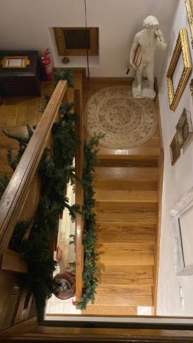 布什泰尼Bohemian Chalet的享有楼梯顶部的圣诞装饰