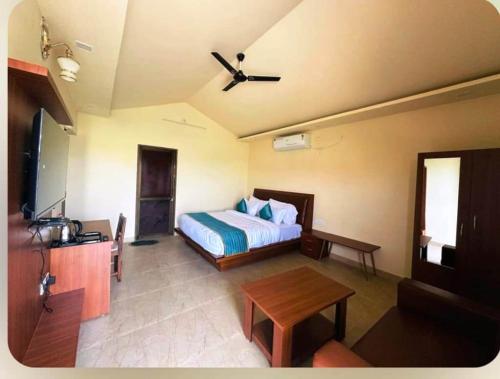 布什格尔SK Pushkar Resort的一间卧室配有一张带吊扇的床