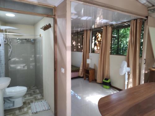 乌维塔Cool Waters Jungle Villas的带淋浴和卫生间的浴室