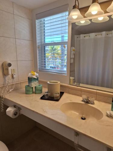 格雷斯湾西博恩海滩酒店 的一间带水槽和镜子的浴室