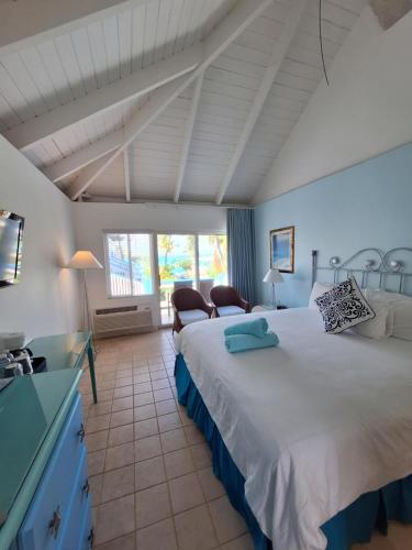 格雷斯湾西博恩海滩酒店 的一间大卧室,配有一张大床和一个窗户