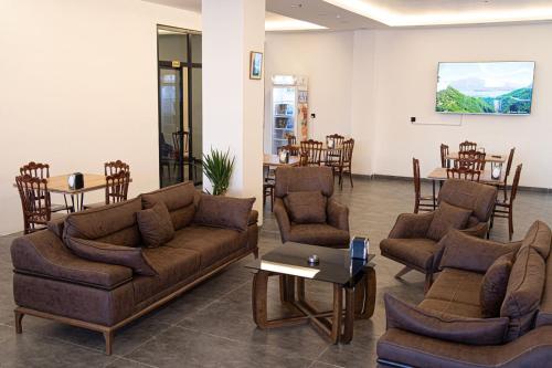 埃尔比勒Motel Danzha的带沙发和桌椅的客厅
