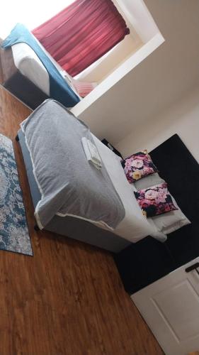 威廉王城13 Maitland Road的卧室内带一张床,享有风景