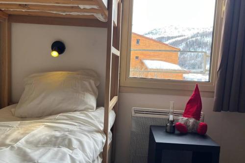 伊索拉2000Refuge des Vues Alpines Isola 2000的一间卧室配有双层床和窗户。