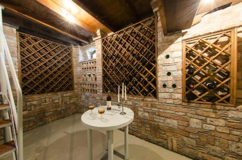 Koumeika艾奥洛斯别墅的砖墙前带白色桌子的酒窖