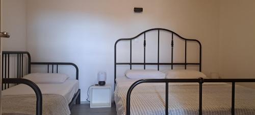 Donje Selo na ŠoltiApartments Tomina的一间卧室,配有两张床