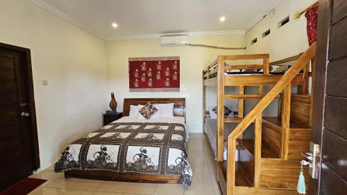 日惹Rosella Cottage - Homestay - Kitchen Yogyakarta的一间卧室配有一张双层床和梯子