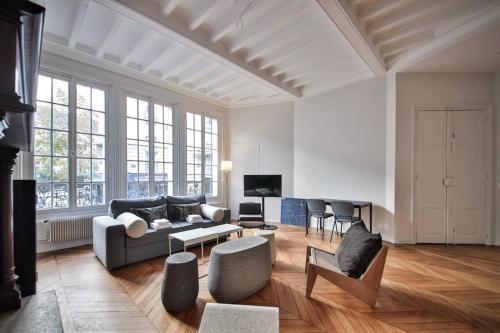 巴黎Appart 6pers # 2 Bedrooms # Pereire # Paris 17的带沙发和椅子的大客厅