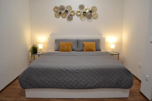波杰布拉迪Apartmán u Fontány的一间卧室配有一张大床和两盏灯。