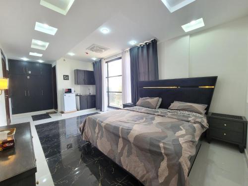 拉合尔Ultra muse Studio Apartment的一间卧室,卧室内配有一张大床