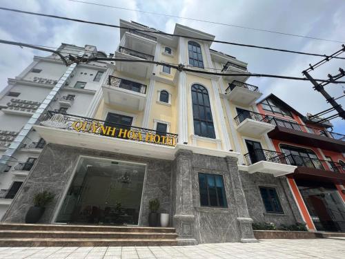 三岛县Quỳnh Hoa Hotel Tam Đảo的前面有标志的建筑