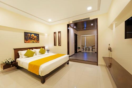 班加罗尔Clover - A Rivido Hotel Jigani的一间卧室,卧室内配有一张大床