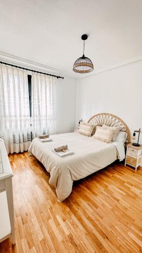 萨拉曼卡La terraza de Alex的一间白色的大卧室,内配一张大床