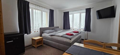 伊泽拉河畔亚布洛内茨Apartment Ulrich的一间小卧室,配有一张床和电视