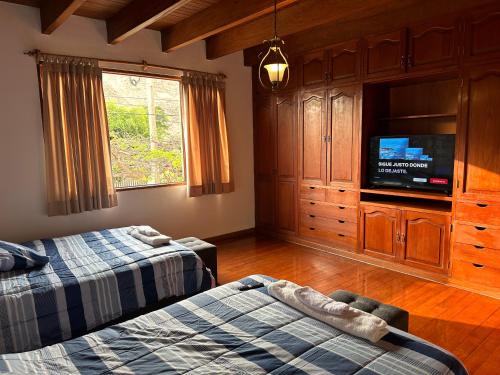 利马Habitacion doble vista a la Huaca Miraflores的一间卧室配有两张床和一台平面电视