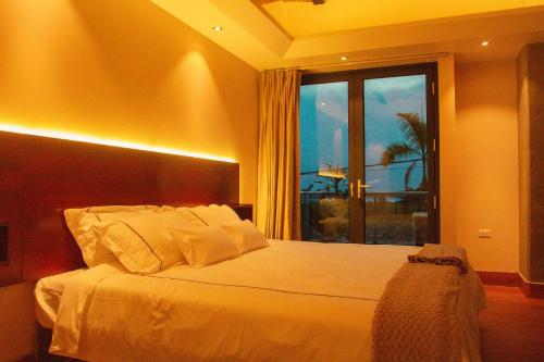 伊基托斯Hotel de Turistas Iquitos的一间卧室设有一张床和一个大窗户
