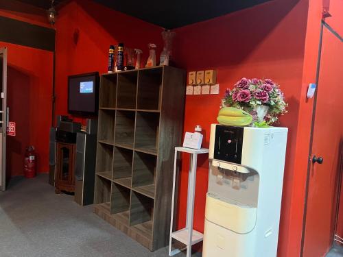 阿罗士打Hanna homestay studio的客房设有冰箱、电视和架子。