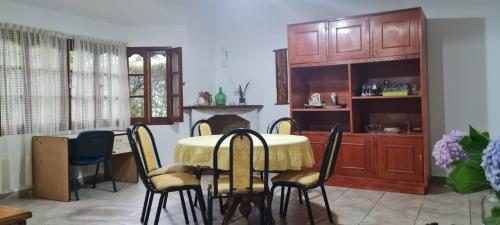 圣洛伦索Casa MOVA的一间带桌椅和壁炉的用餐室