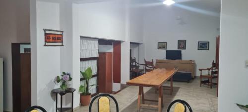 圣洛伦索Casa MOVA的客厅配有木桌和椅子