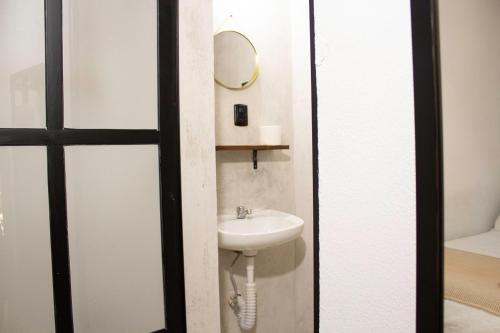 埃斯孔迪多港Casa Niita的一间带水槽和镜子的浴室