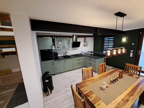 巴特贝格匝本Gästehaus Merlin的厨房以及带桌椅的用餐室。