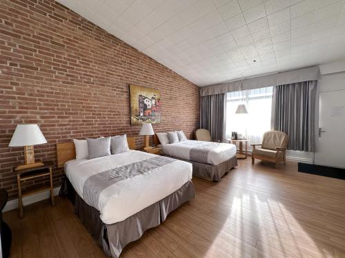 贝科莫拉卡拉维尔酒店的酒店客房带两张床和砖墙