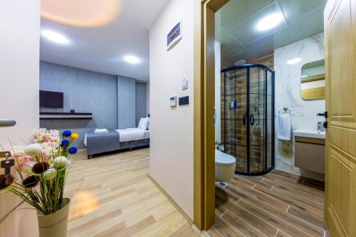伊斯坦布尔The Business Class Hotel的客房内设有带水槽和卫生间的浴室