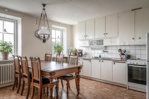 GärsnäsVita Huset på Österlen的厨房配有木桌和椅子